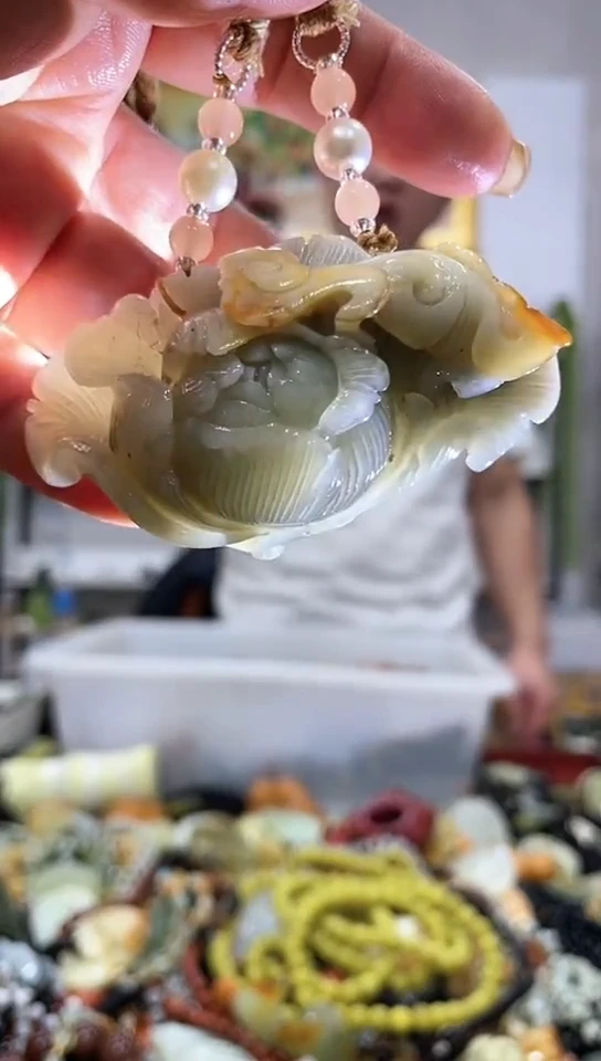 未镶嵌蛇纹石玉吊坠