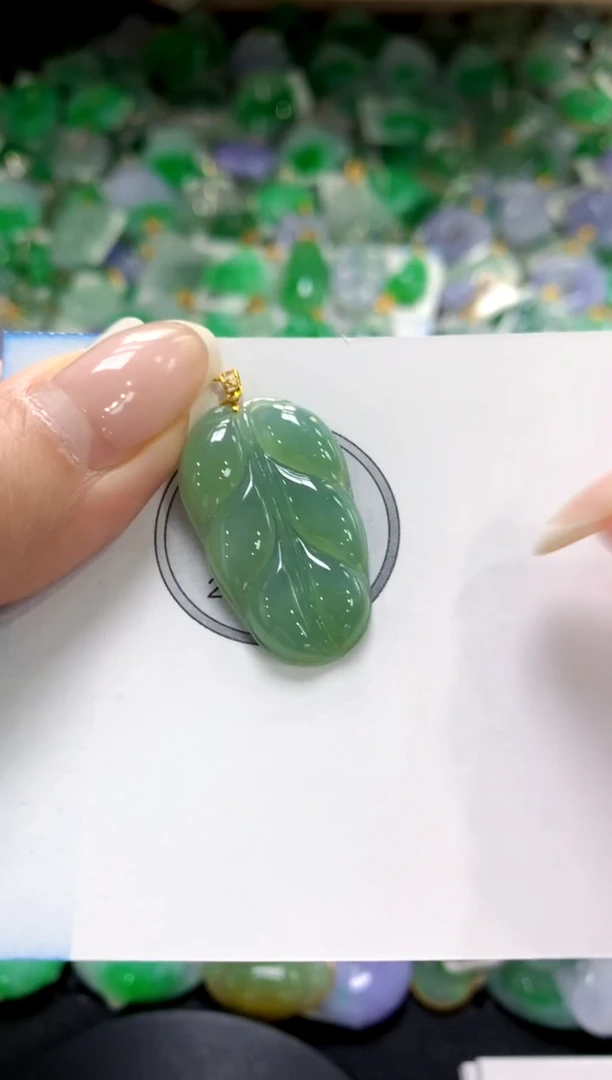 翡翠18K金镶嵌颈饰1