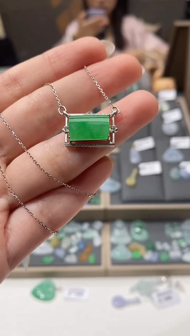 颈饰18K金镶嵌翡翠套链