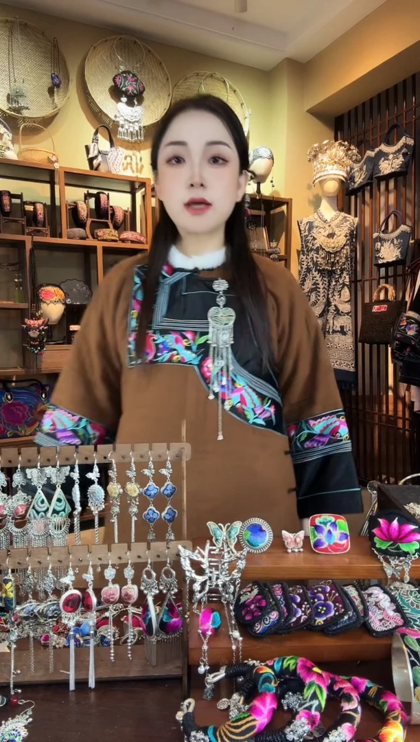 刺绣非遗刺绣民族风苗服