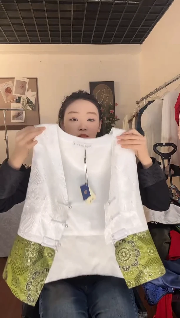 闪电购 V领白绿色马甲