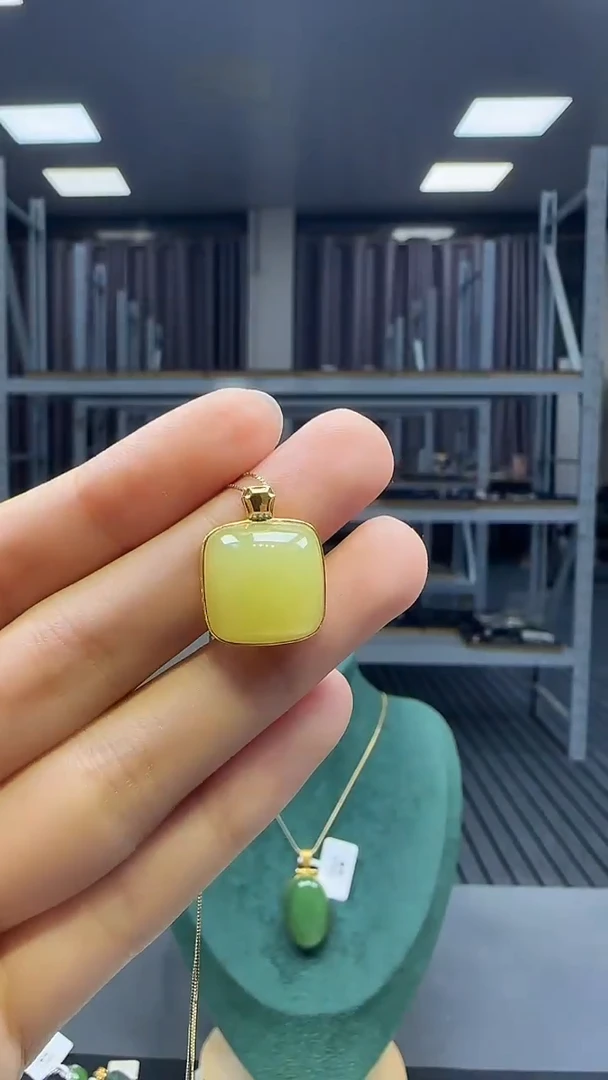 18K金镶嵌和田玉挂件 不含链