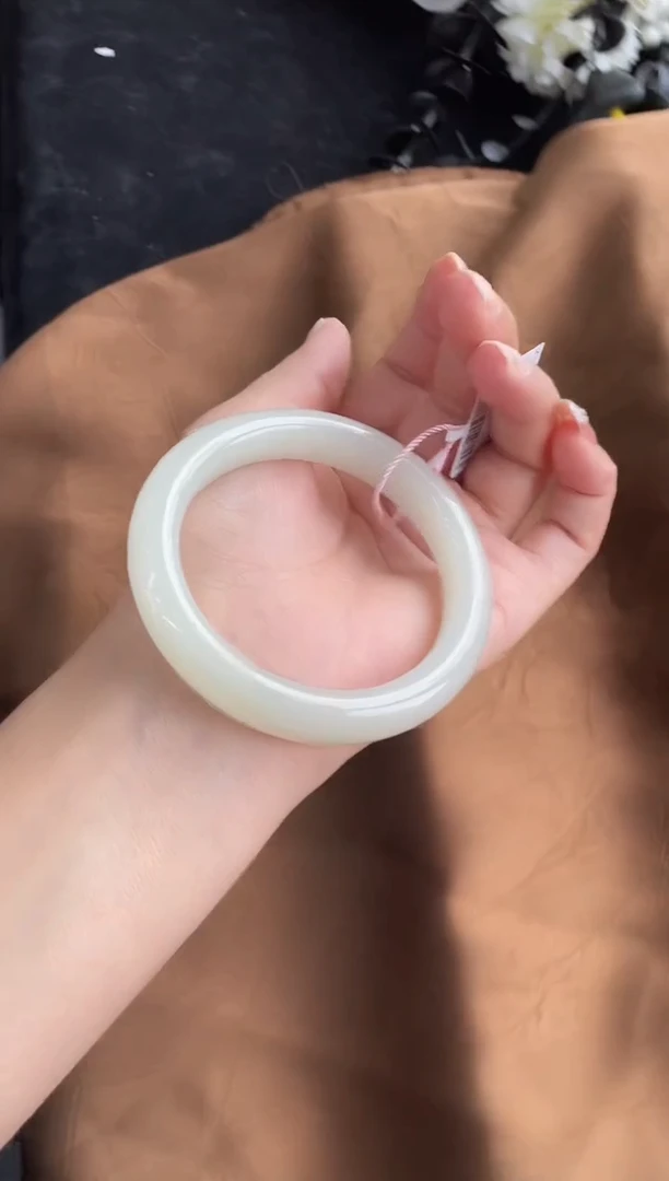 未镶嵌手镯和田玉新疆直发冰坑料白玉手镯