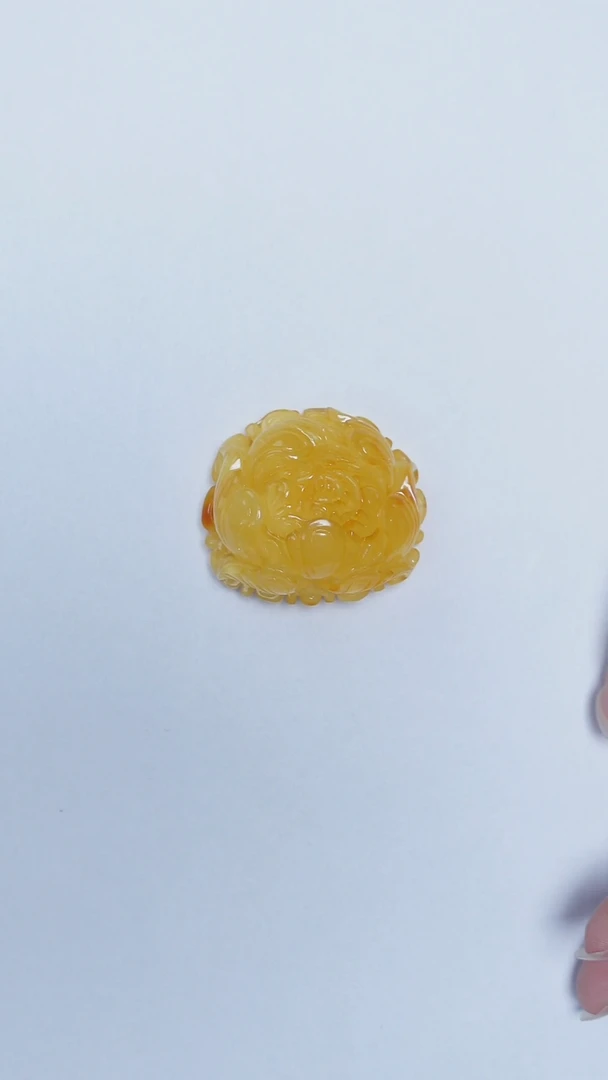 未镶嵌颈饰琥珀牡丹花雕刻吊坠