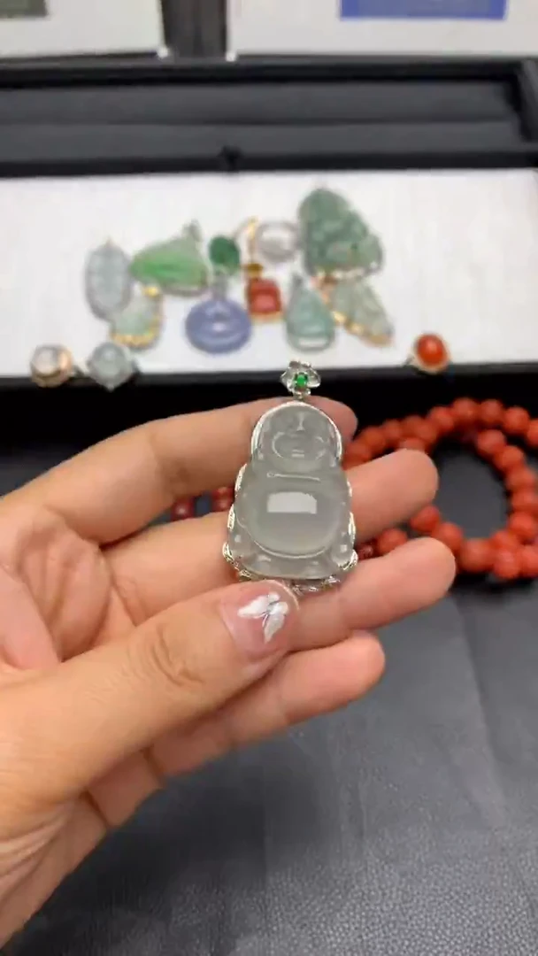 颈饰18K金镶嵌翡翠站佛吊坠