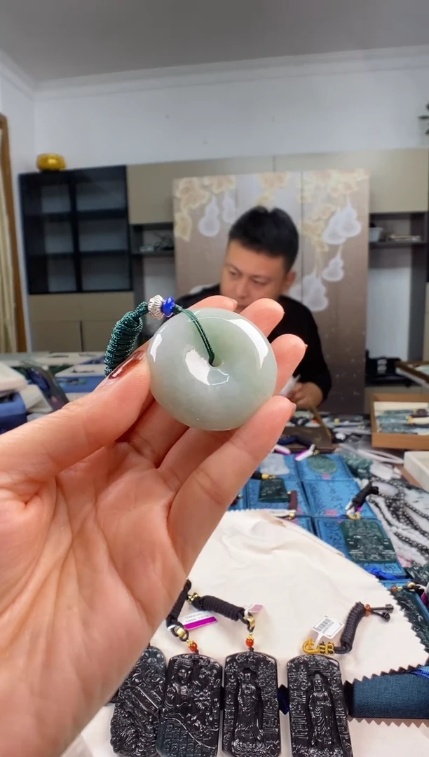 颈饰未镶嵌翡翠  多样性发其一