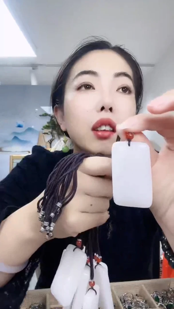 【闪购商品】石英质玉颈饰未镶嵌天山翠无事牌