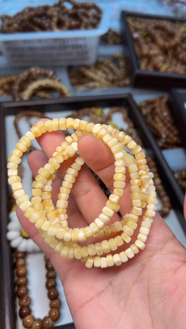 蜜蜡吊坠(赠链)未镶嵌卡5.8左右【大概】随行单圈