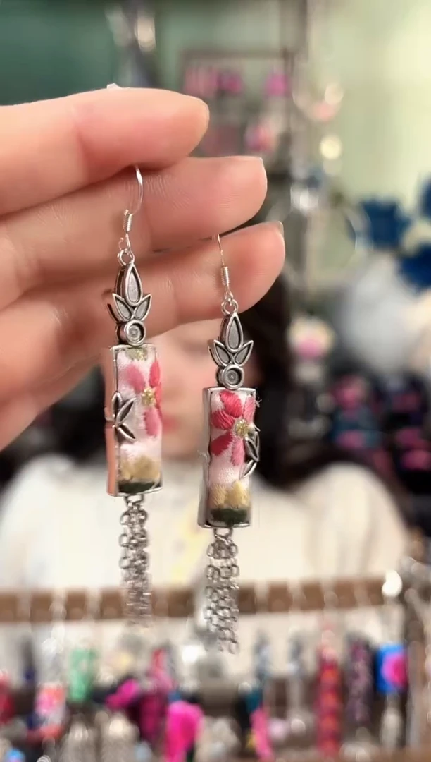 彩云南阁非遗老绣饰品117