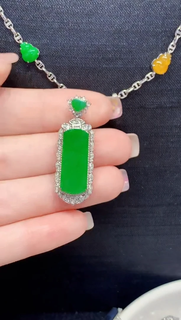 吊坠(不含链)18K金镶嵌翡翠SR多样性发其一