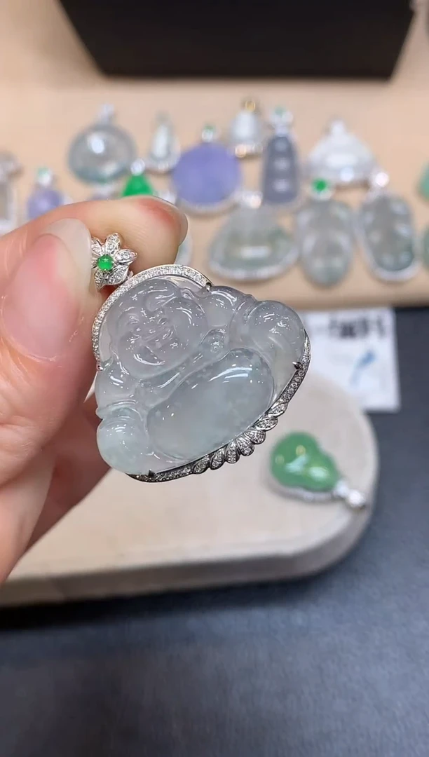 颈饰18K金镶嵌翡翠佛公【无服务费