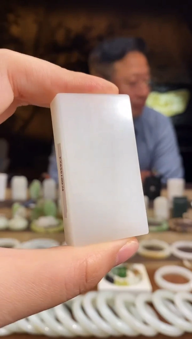 颈饰未镶嵌和田玉六刀牌  大351牌型 过眼过灯毕业品质