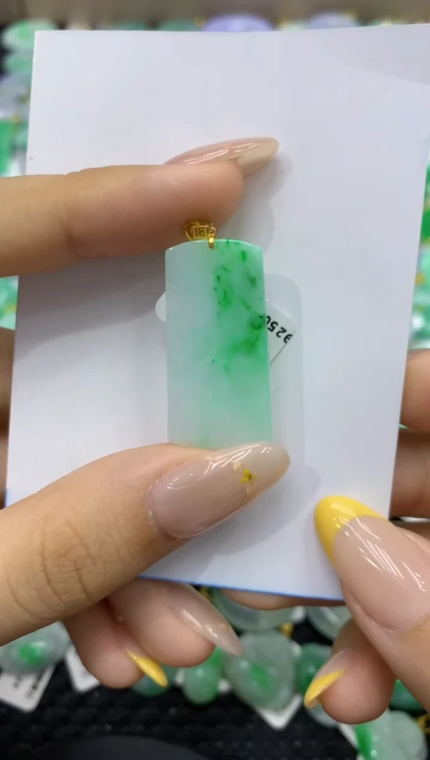颈饰18K金镶嵌翡翠天然缅甸翡翠A货