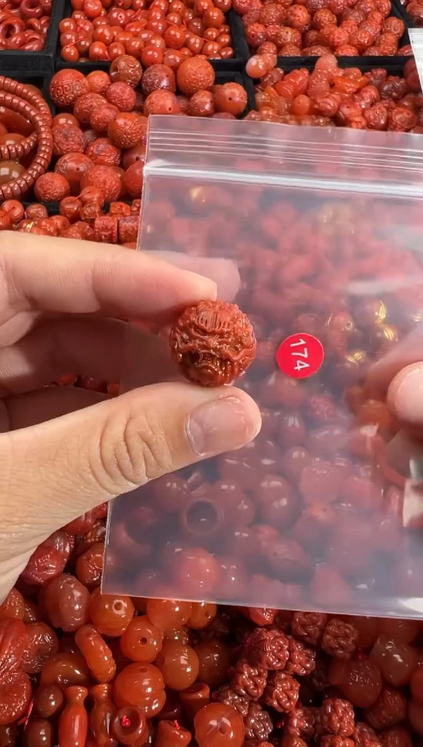 南红玛瑙未镶嵌颈饰1