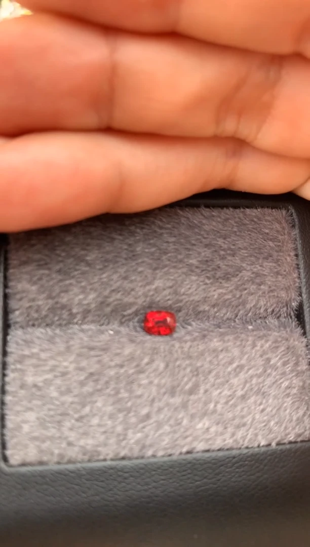 未镶嵌裸石定制尖晶石枕型 红色调 0.43ct