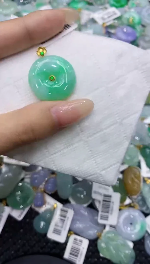 翡翠18K金镶嵌颈饰111111111111