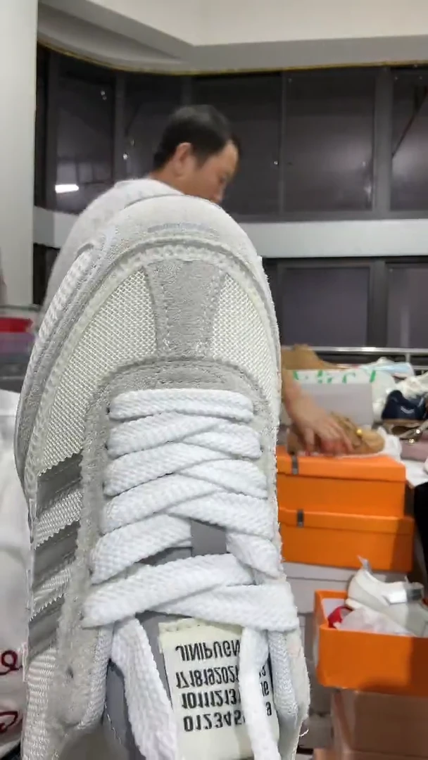 余**?白鞋带灰色灰底网面德训鞋38
