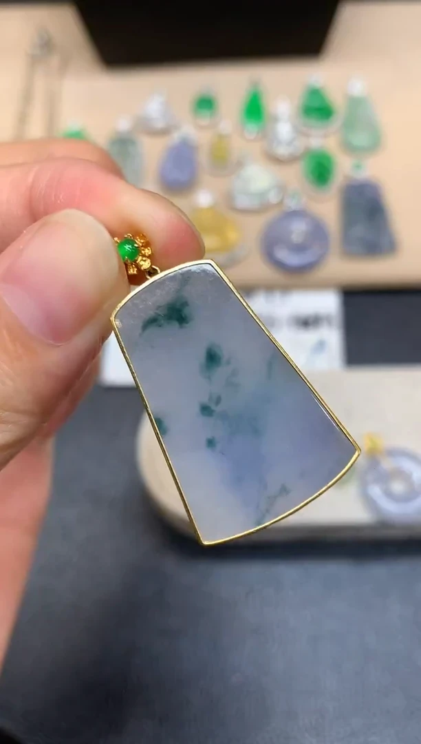 颈饰18K金镶嵌翡翠无事牌【无服务费