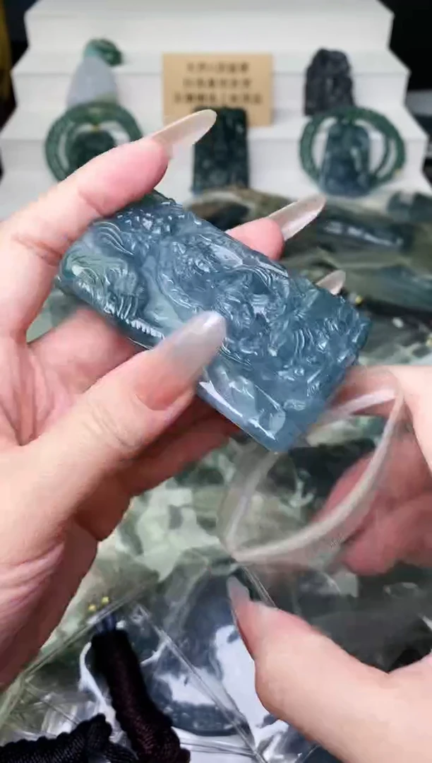 颈饰未镶嵌翡翠