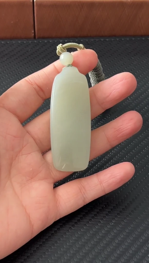 吊坠(赠链)未镶嵌和田玉且末微色差近矿吊坠M