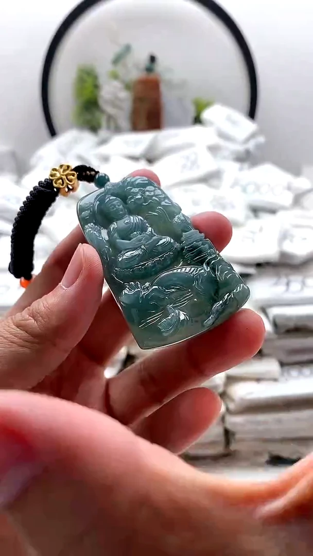 翡翠未镶嵌颈饰大日如来