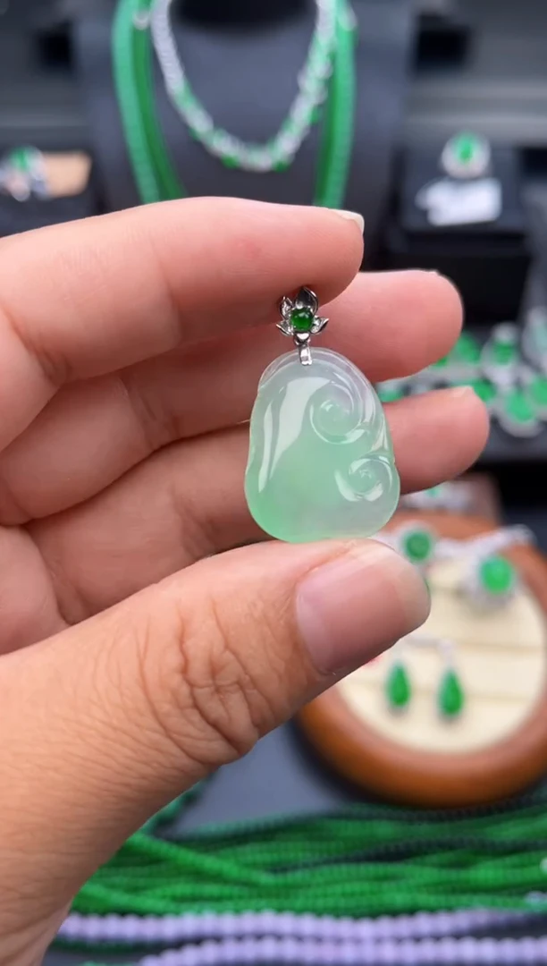 吊坠(不含链)18K金镶嵌翡翠多人