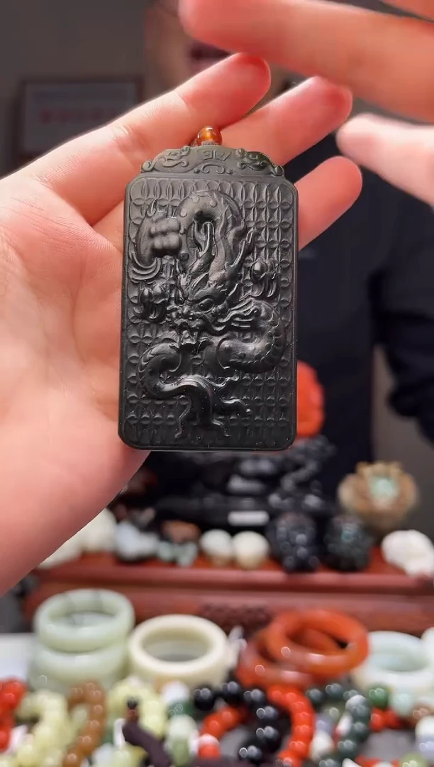 颈饰未镶嵌和田玉吊坠