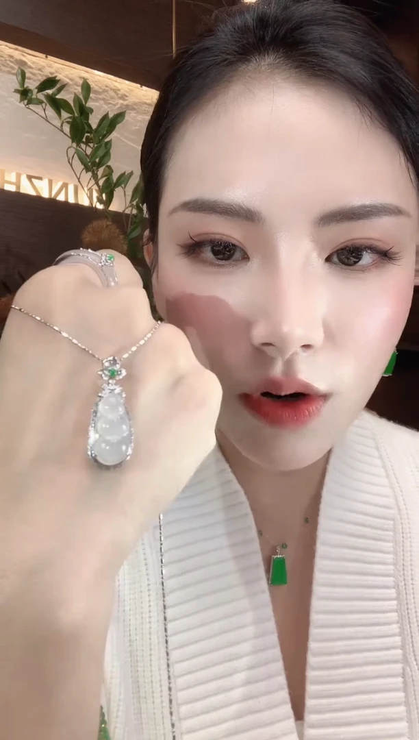 吊坠(不含链)18K金镶嵌翡翠A5 多样性发一件