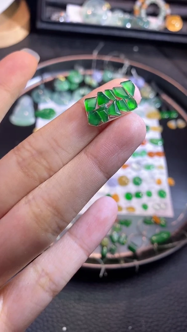 翡翠挂件未镶嵌切割