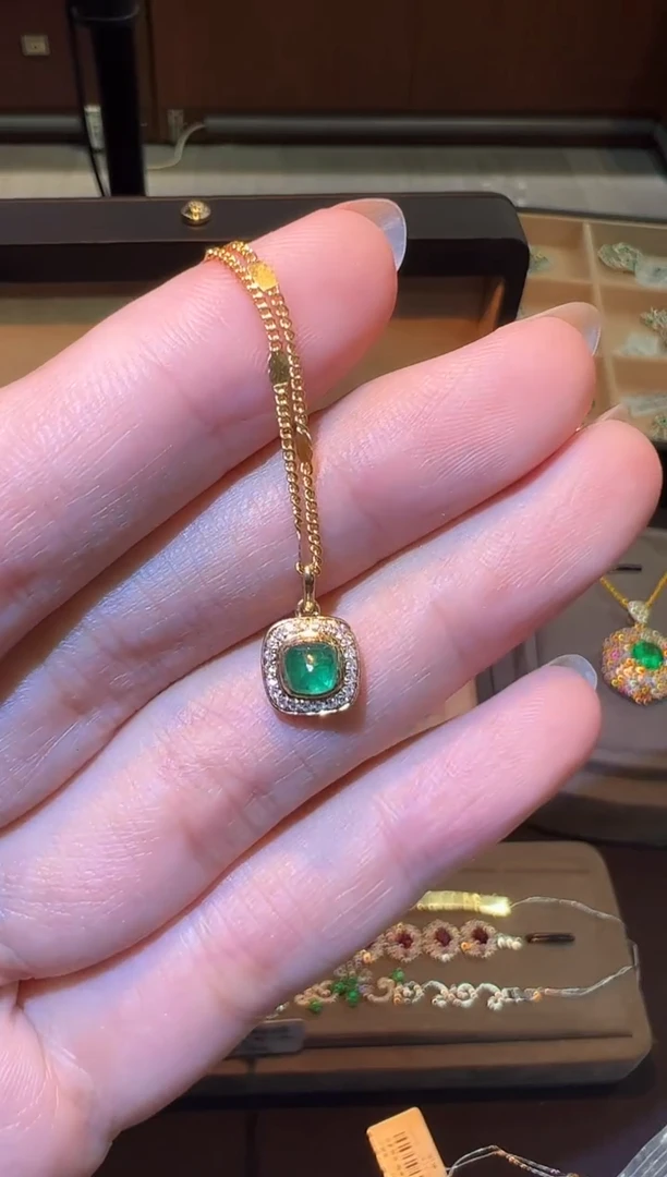 颈饰18K金镶嵌祖母绿0.42ct