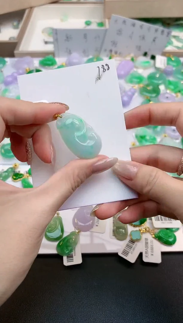 颈饰18K金镶嵌翡翠天然缅甸A货翡翠