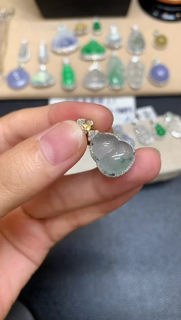 颈饰18K金镶嵌翡翠葫芦【无服务费【24小时鉴赏期】