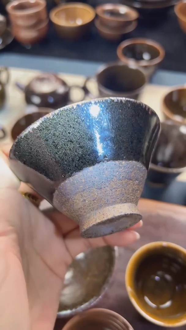 黑釉色粗泥的斗笠杯