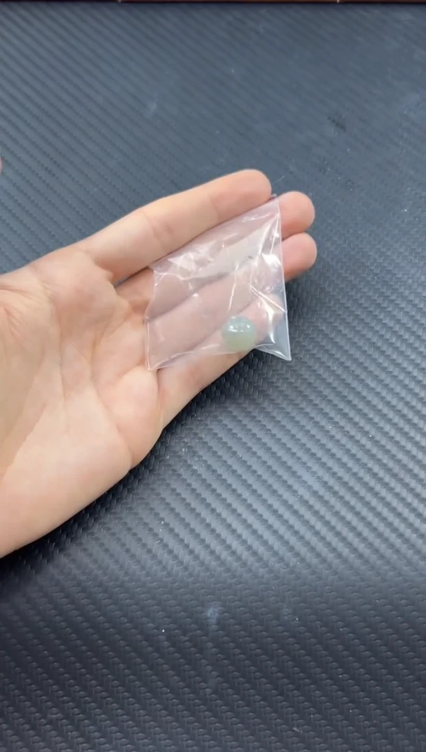 和田玉未镶嵌吊坠(不含链)且末微色差近矿珠子