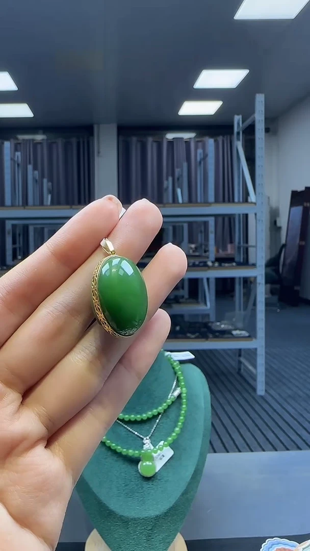 18K金镶嵌和田玉挂件1