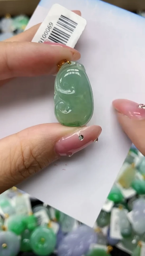 翡翠18K金镶嵌颈饰1111111111