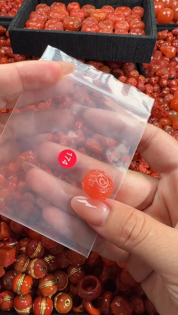 南红玛瑙未镶嵌颈饰1