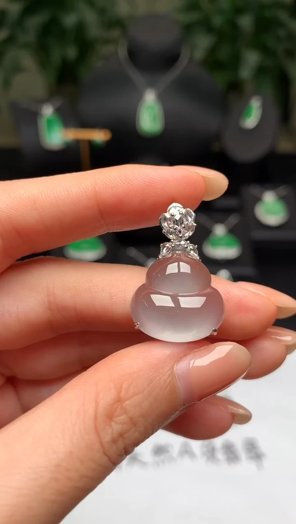 颈饰18K金镶嵌翡翠葫芦