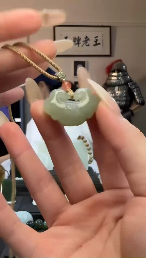 颈饰未镶嵌和田玉晴水如意吊坠