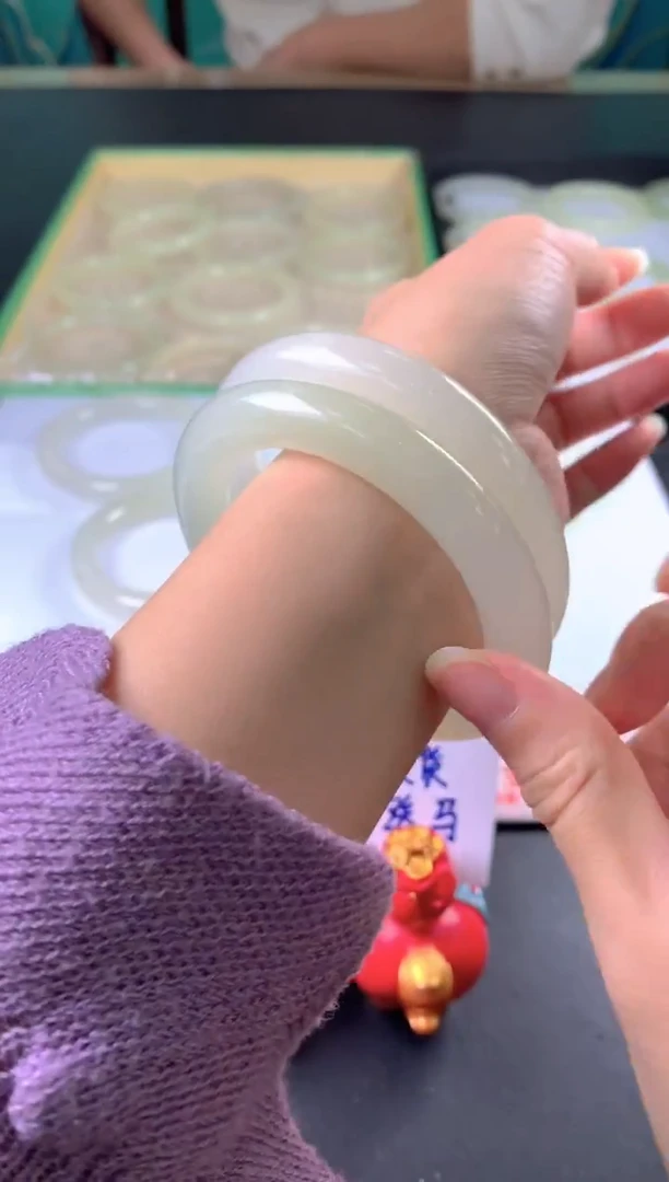 未镶嵌手镯和田玉多样性发一