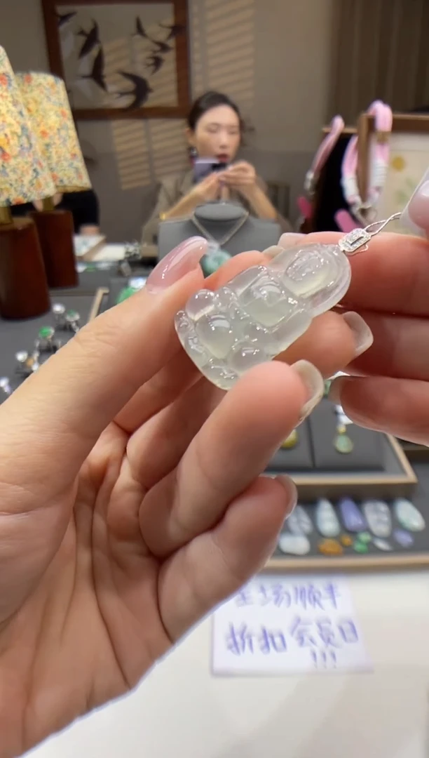 翡翠18K金镶嵌颈饰观音