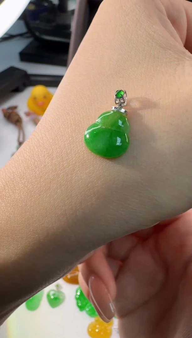 颈饰18K金镶嵌翡翠缅甸A货翡翠