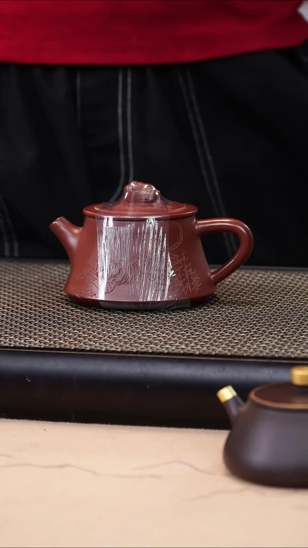 茶壶紫砂爱****?朱泥精工刻绘摆财钮云柱160cc