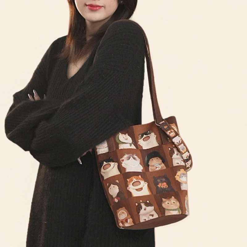 弘娜2024新款秋冬猫猫拼贴细肩带水桶包单肩包可爱帆布包女AI