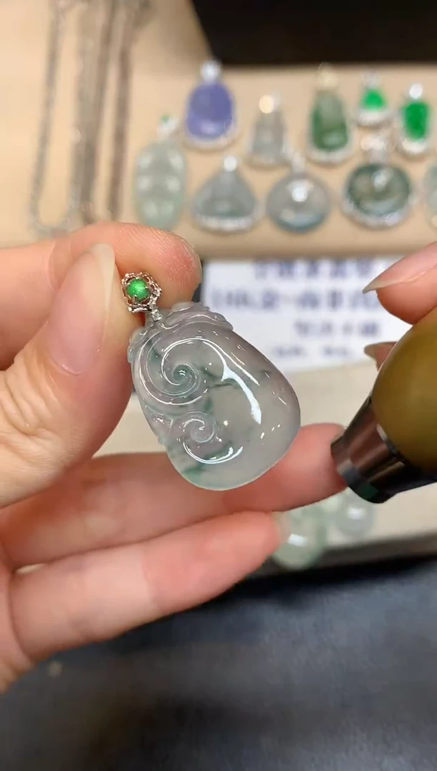 颈饰18K金镶嵌翡翠如意【无服务费