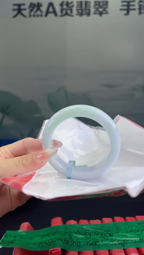 翡翠手镯未镶嵌翡翠手镯