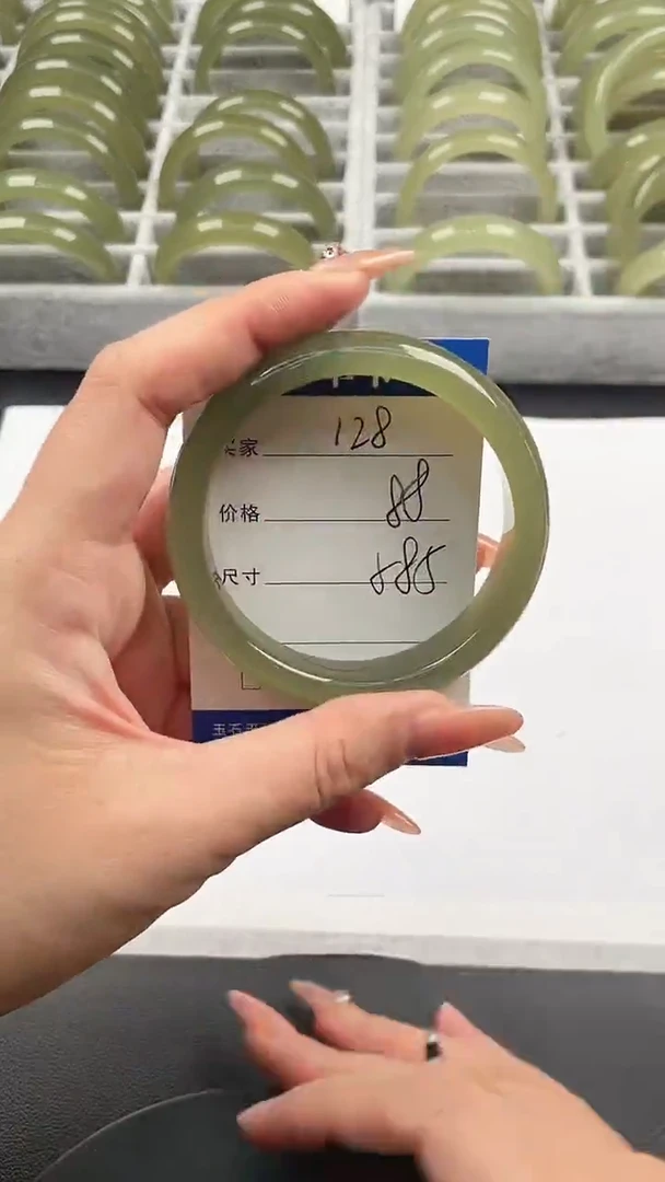 未镶嵌手镯石英质玉湖水绿