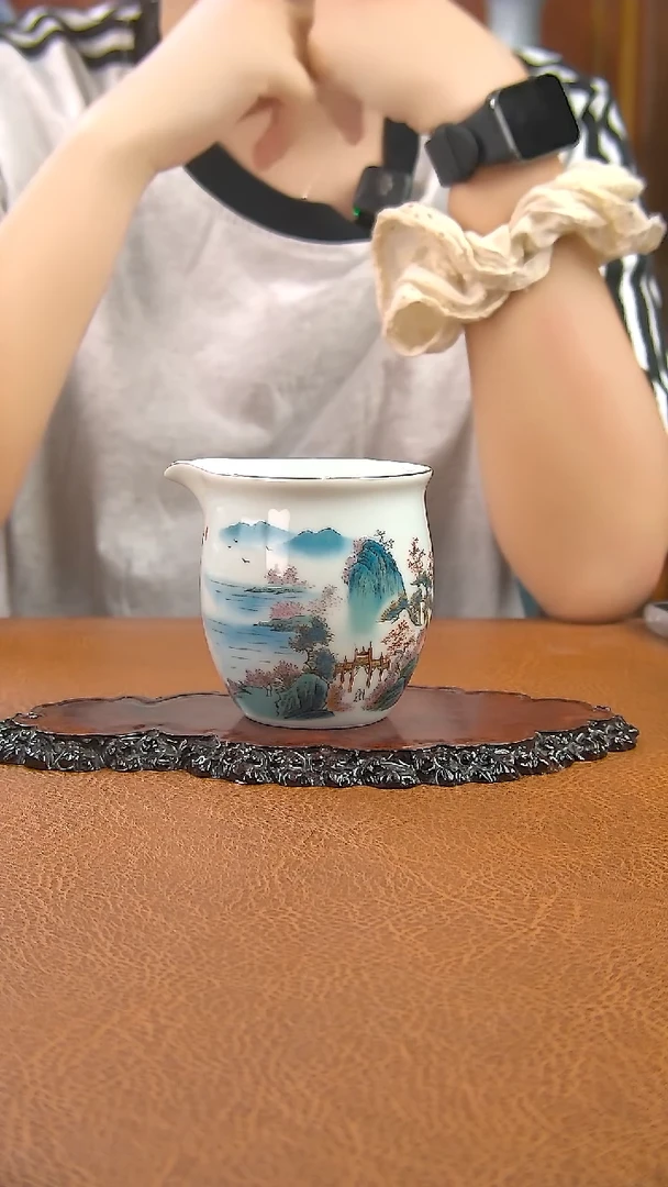 景德镇手工粉彩山水公道杯