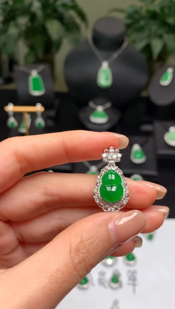 颈饰18K金镶嵌翡翠葫芦