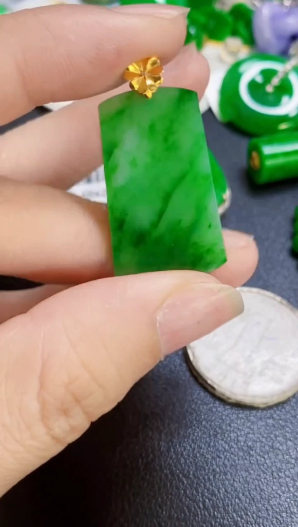 颈饰18K金镶嵌翡翠无事牌